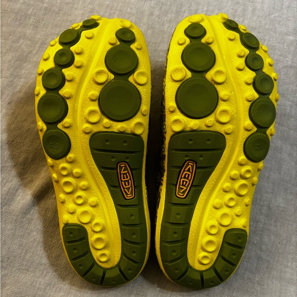 KEEN Women’s Yellow and Black Floral “gentlefullness” Clogs - Picture 7 of 8